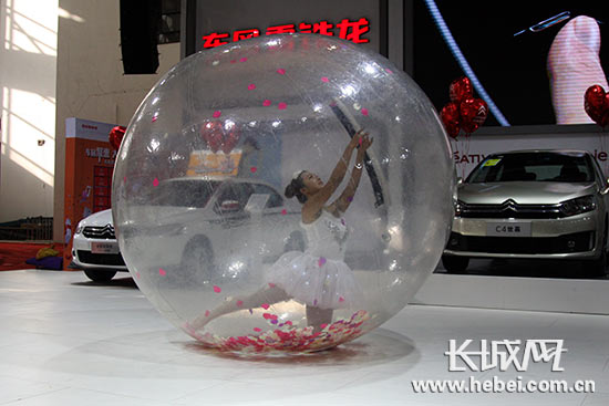 2015歡樂購車周在唐山會展中心舉行(圖3) 活動現場。長城網 邢丁 攝