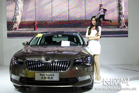 2015歡樂購車周在唐山會展中心舉行(圖2) 車模表演。長城網 邢丁 攝