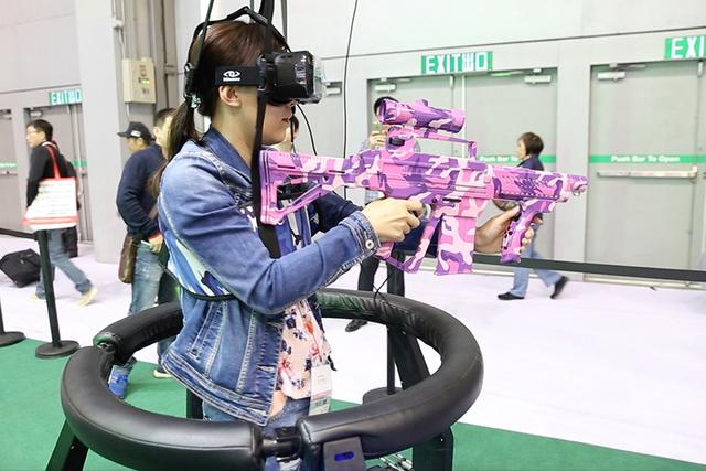 多款國內(nèi)VR產(chǎn)品亮相展會 對戰(zhàn)機超好玩