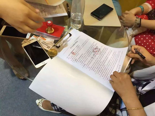 現(xiàn)場簽約忙不停！