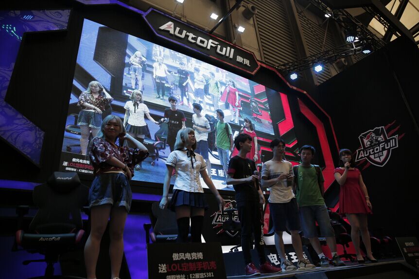 AutoFull傲風電競椅,2016China Joy展上大放異彩(圖2) AutoFull傲風首創網布靠背電競椅,2016China Joy展上大放異彩!